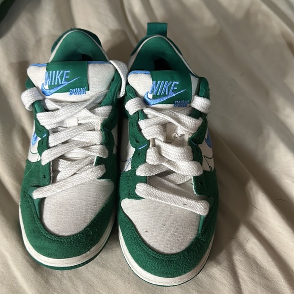 limited addition green nike dunks with blue detailing, size 5 in KIDS, worn once - Picture 2 of 5